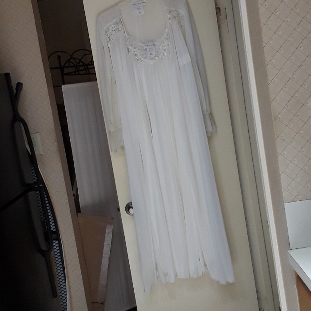 Beautiful ivory nightie set. Never been worn